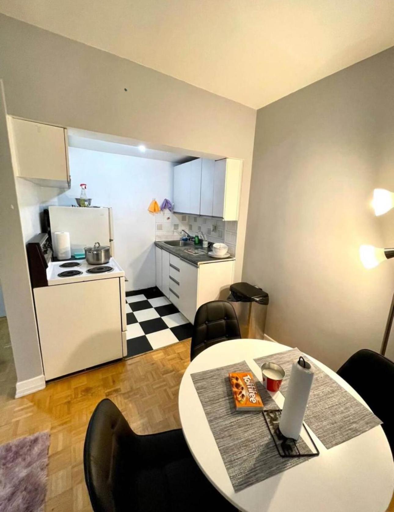 Appartamento Affordable Cuttie 4 Persons 2 Beds In Downtown Montréal Esterno foto